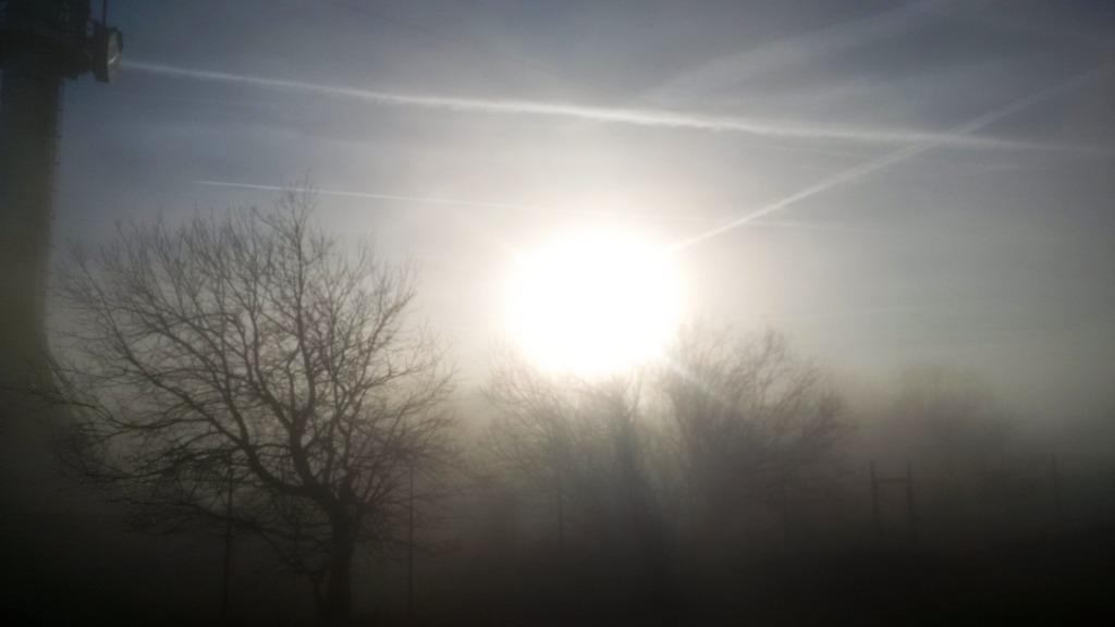 Wunderschöne Sonnenaufnahme durch den Nebel