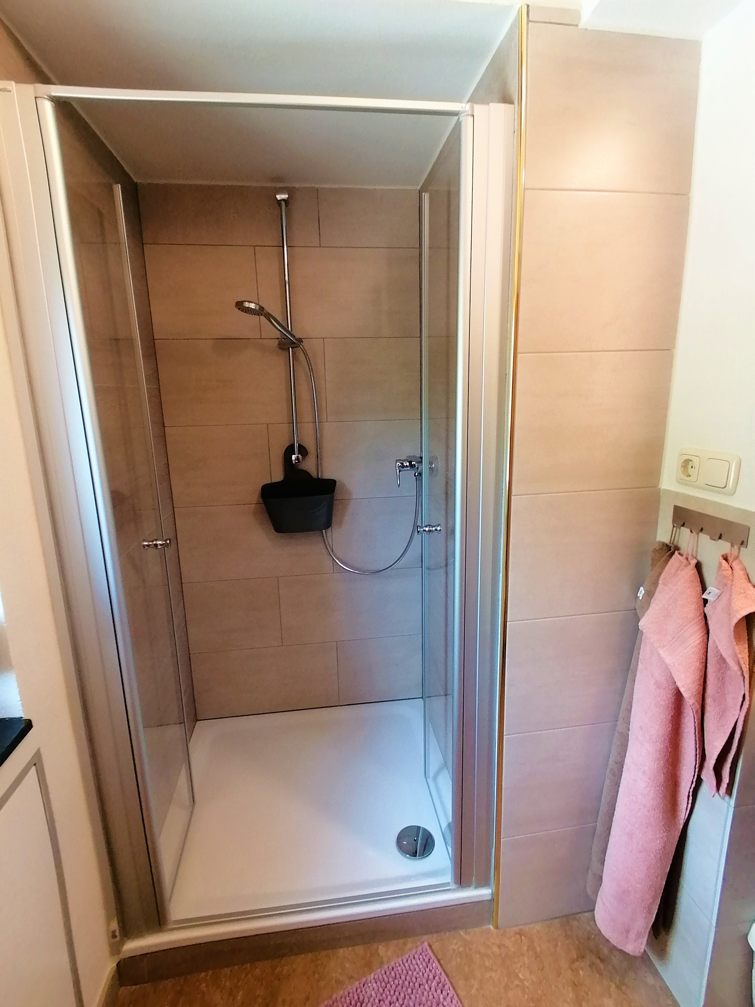 [:de]Badezimmer mit Infrarotheizung[:pl]Fewo_44_Badezimmer-mit-Infrarotheizung-neue-Dusche_02[:]