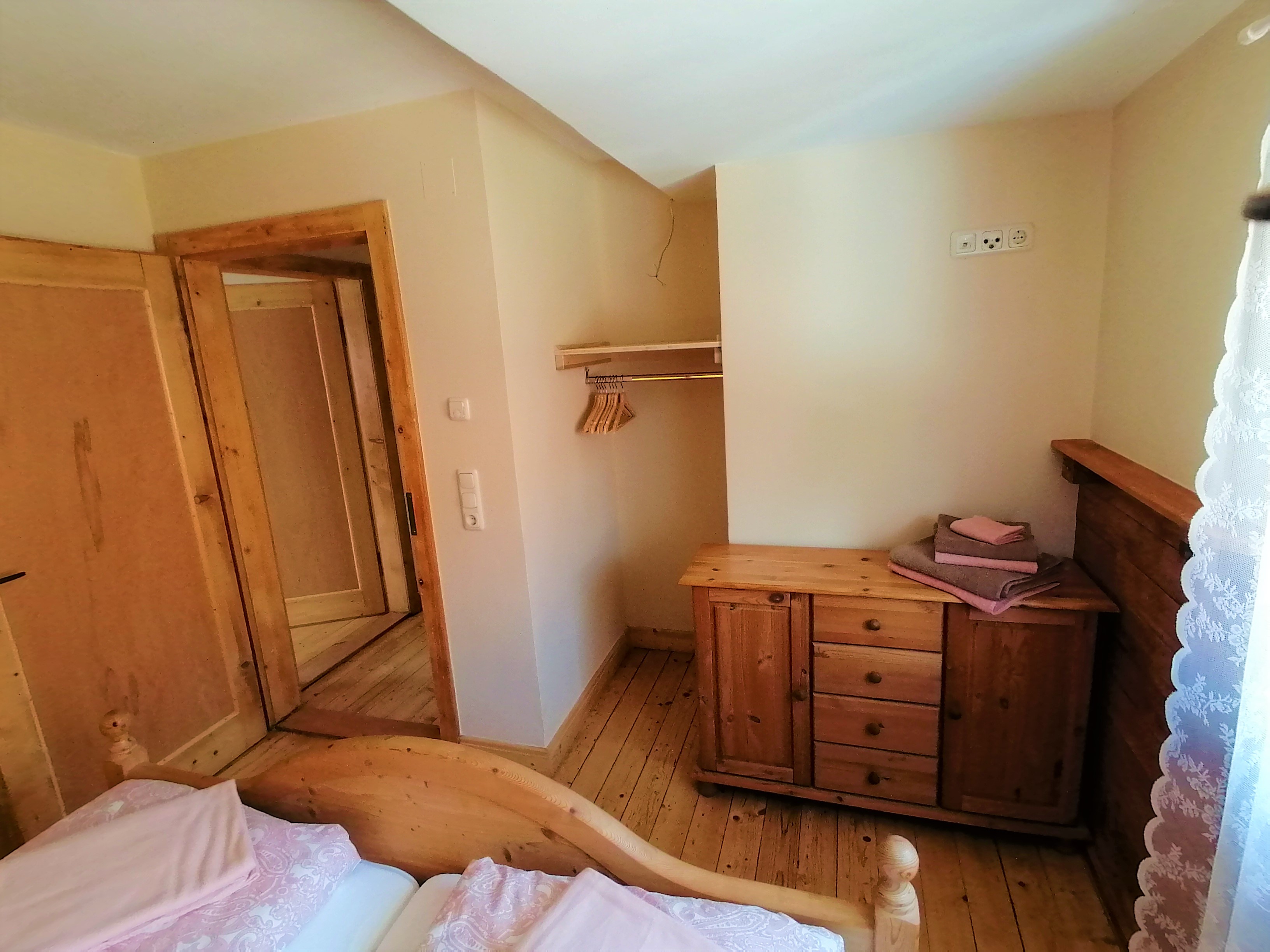 Schlafzimmer mit Holzfußboden und Holztüren